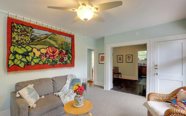 Lovely Hendersonville Retreat ~ 1 Mi to Downtown!