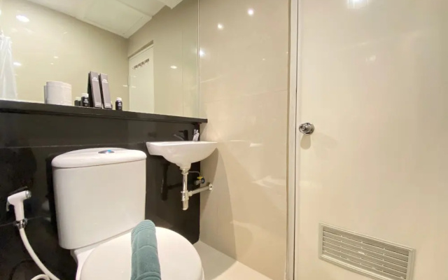 Deluxe & Stylish 2BR at Grand Asia Afrika Apartment near Braga City Walk – Bathroom – Bandung