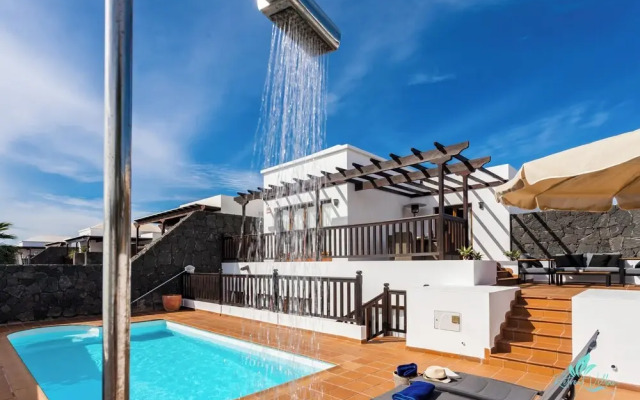 Inviting 4-bed Villa in Playa Blanca