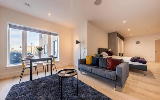 Luxury Apartments - Heathrow Airport - Free Parking