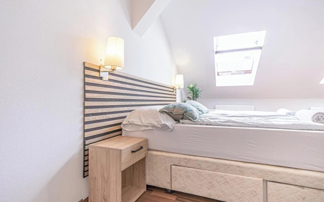 Stylish 3BR Apt With Balcony City Center