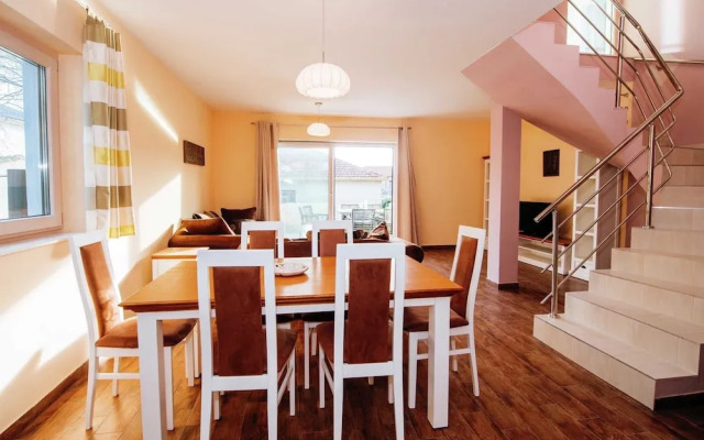 Spacious Holiday Home in Pakoštane near Sea