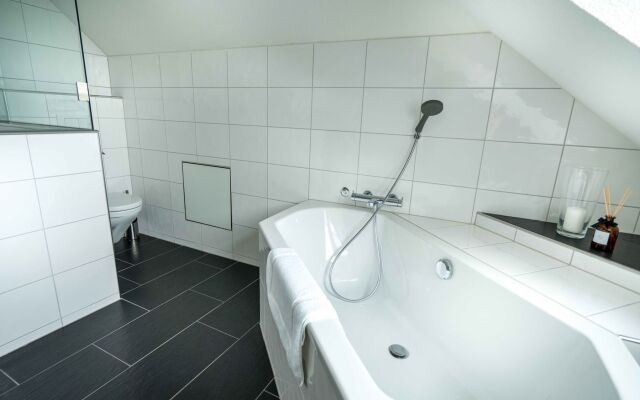 Löwenplatz Apartment near Station by Airhome