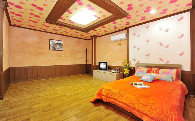 Yeongju Pusoksa Maple Road Pension