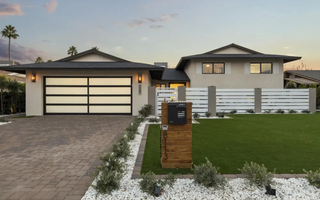 Valley View Chic Home w Backyard Oasis