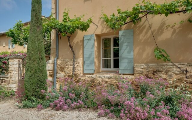 Secluded Holiday Home in Rustrel With Swimming Pool