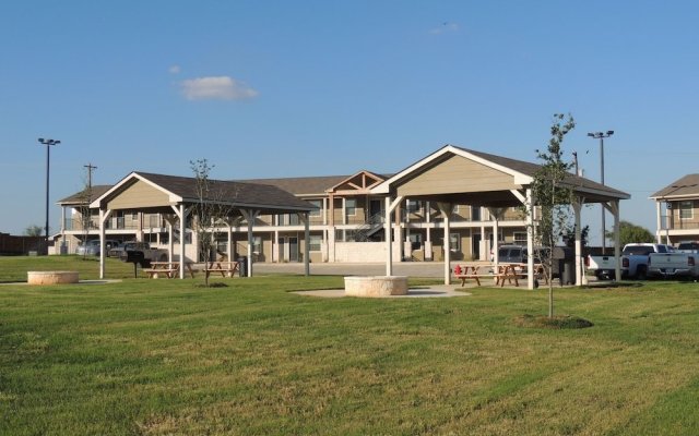 Eagle's Den Suites Cotulla a Travelodge by Wyndham