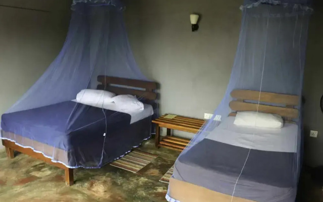 Yoho Okan Rock Wooden Cabana