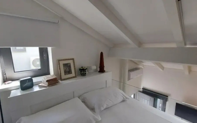 Mezzanine Stylish Apartment H by Vacationy