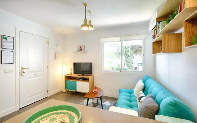 Beachside cosy apartment with pool