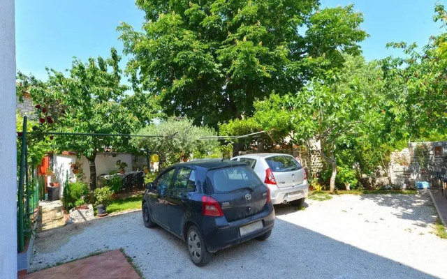 Spacious Apartment With Garden