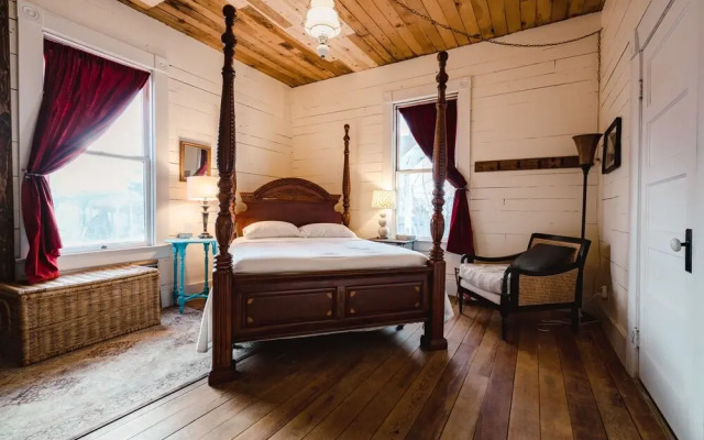 The Gilded Drifter Inn