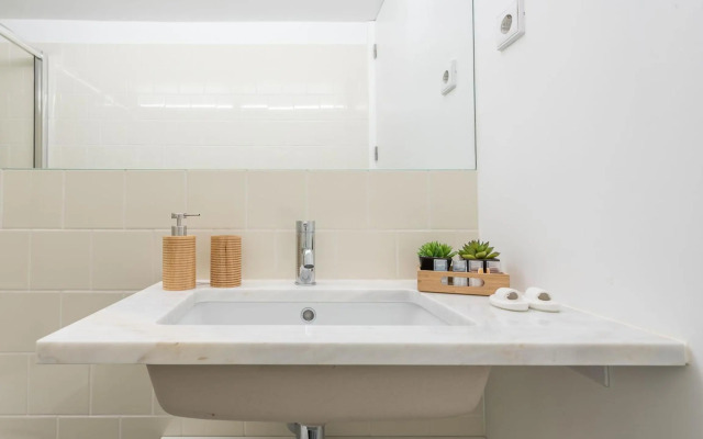 LovelyStay - Porto Windows with AC by central station