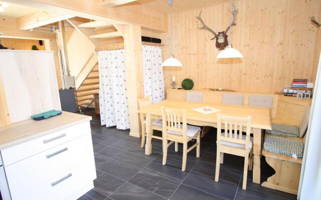 Lavish Wooded Chalet with Sauna & bubble bath in Hohentauern