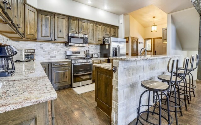 Highwood Hideaway 4 Bedroom Townhouse by RedAwning