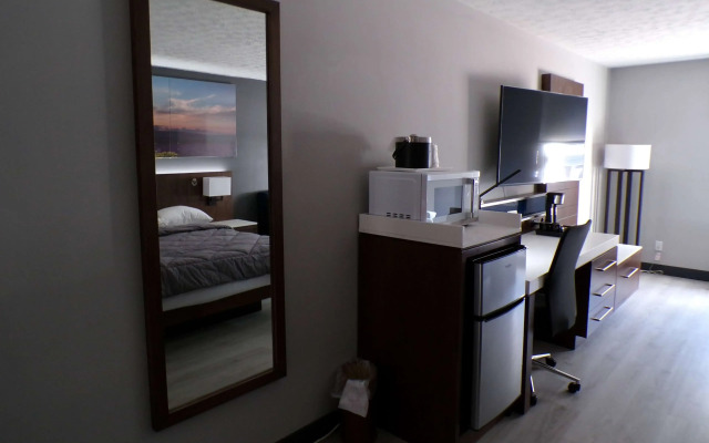 Luxor Inn & Suites, a Travelodge by Wyndham