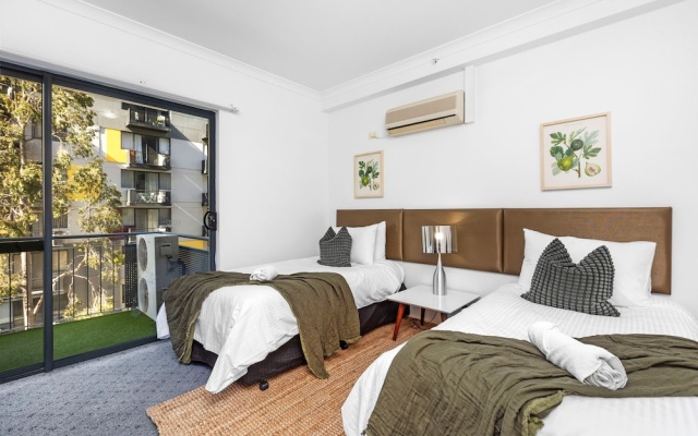 Oversized East Perth 2BR Pool Gym Parking – Guest Rooms – Perth