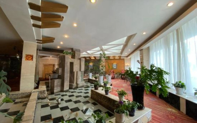 Yili Huacheng Hotel (Liuxing Street)