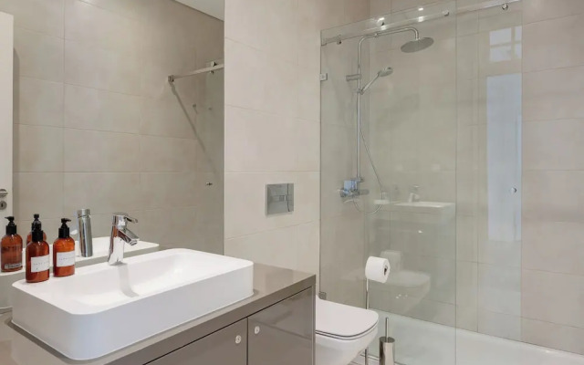 Lis001 · Mid-century Inspired Apartment With River Views