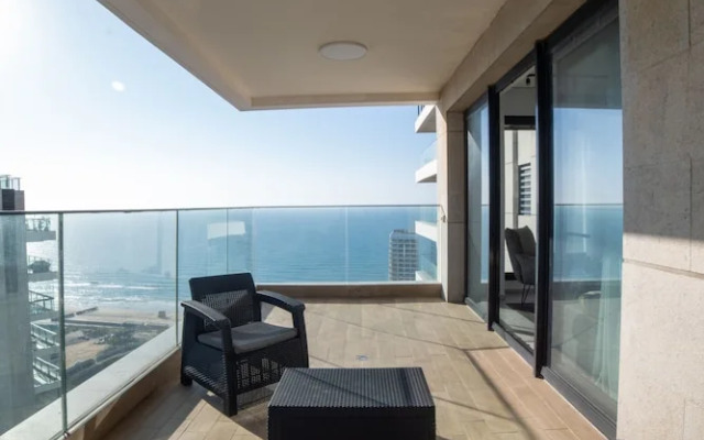 Sea-side 4 BR Apt with Gym