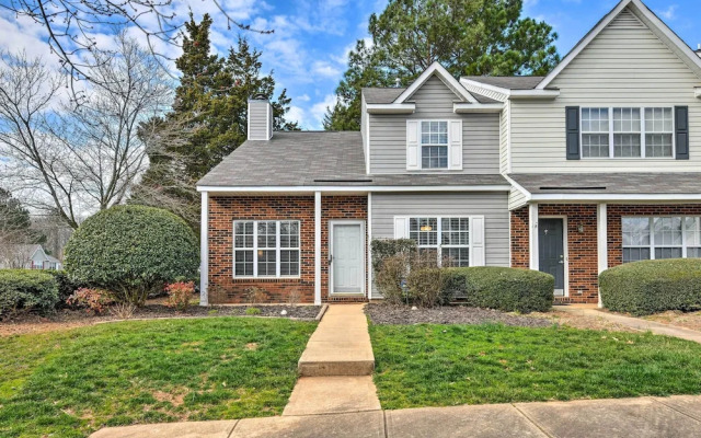 Chic Charlotte Townhome w/ Community Pool