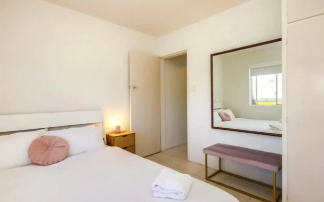 Modern 2 Bedroom Ground Floor Beach Pad In Coolangatta