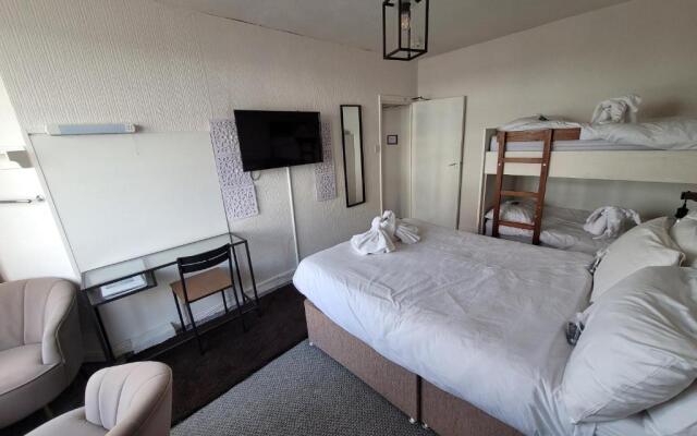 Sea View flat 4 fast WIFI & FREE parking