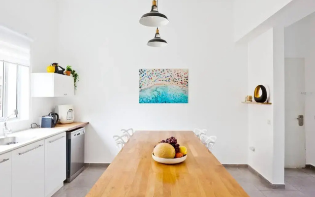 Beautifully Renovated 2BR with Balcony Beachfront*