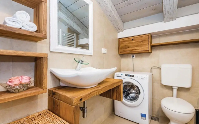 Stunning Home in Jurdani With Wifi and 2 Bedrooms