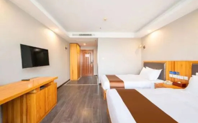 Huayi Hotel (Shanghai Hongqiao Airport Linyi Road Subway Station)