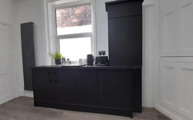 Spacious 5-bed House - Sleeps 10, Garden & Parking