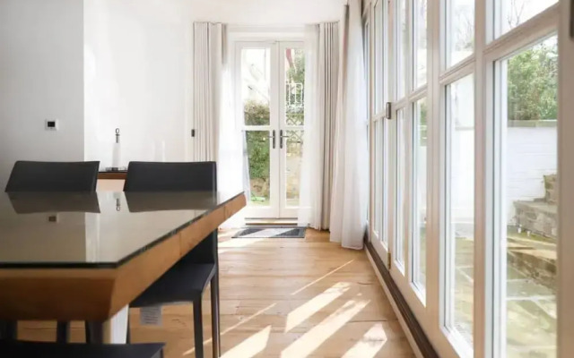 Modern 3 Bedroom Camden Flat With Garden