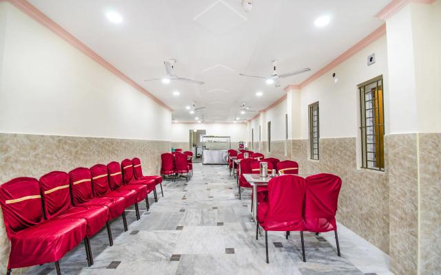 Fabhotel Radha Residency