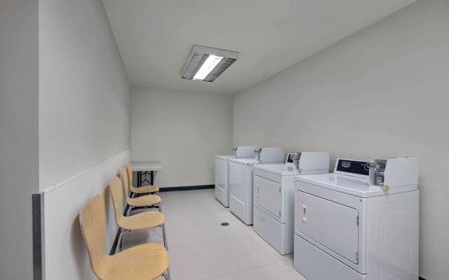Motel 6 Airdrie, AB