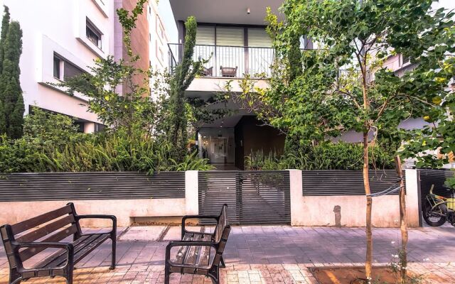 Exclusive 3BDR Near Rothschild TL40