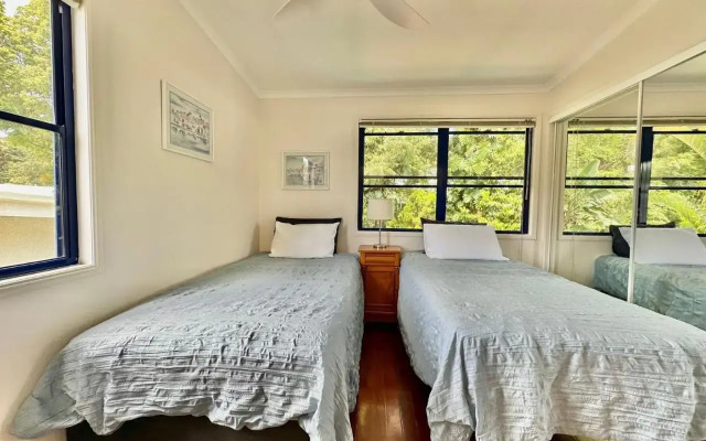 Kookaburra Lodge 4 Little Cove Road 8