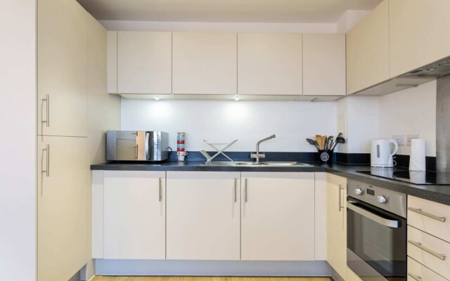 Modern 1 Bedroom Apartment Near Canary Wharf With Balcony