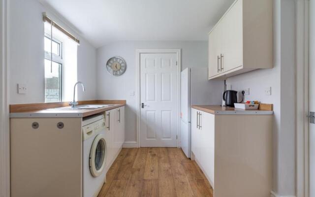 House - Sleeps 4 - Pet Friendly - Parking - Garden