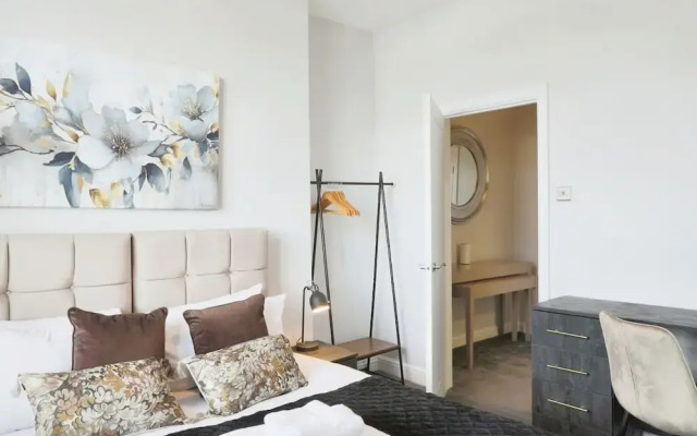 Deluxe 7 Bedroom Property in Solihull