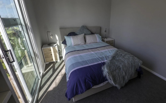 Seaview 1BR Apartment with Amazing Deck