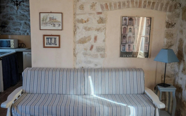 Casale nel Verde con Piscina e Vista