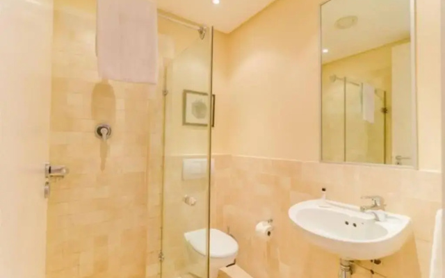 Parama 003 Secure, Luxurious Waterfront Apartment