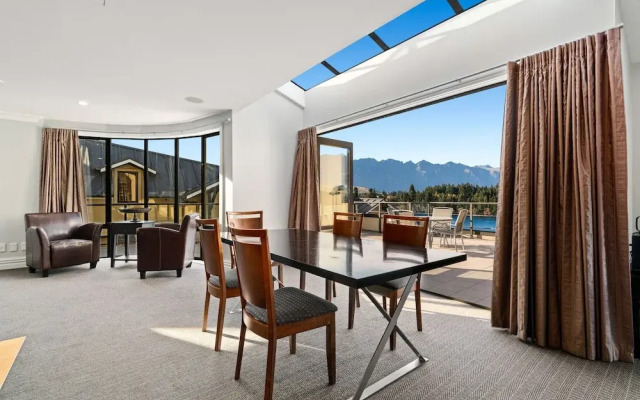 3-Bedroom Penthouse Apartment - The Beacon 1002