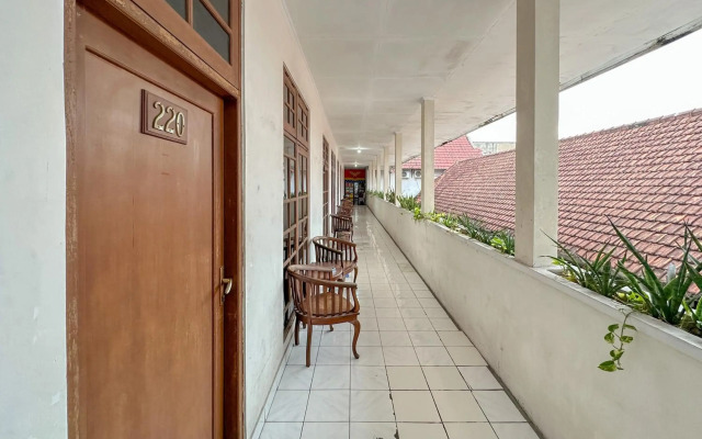 OYO 759 Hotel Dewi Sri