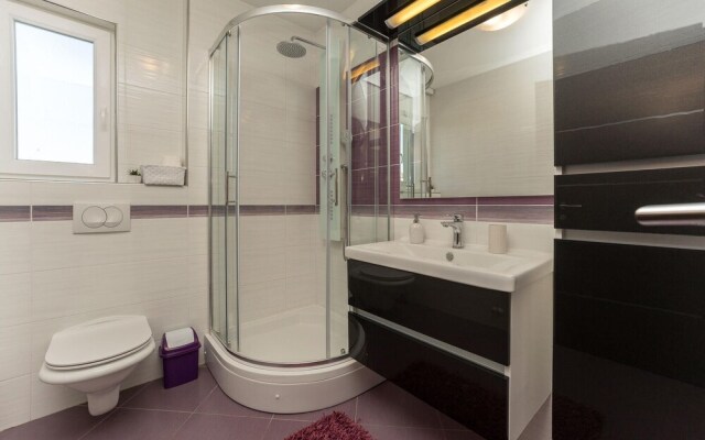 Beautiful Home in Zaton With Wifi and 6 Bedrooms