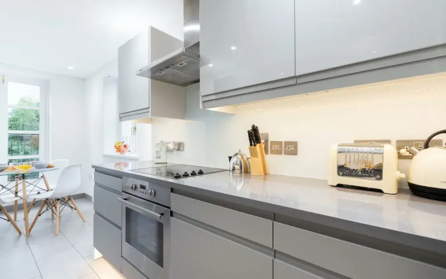 Kensington Area - Private Apartment