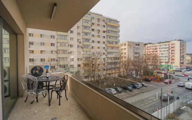 Central 1BR - city view + large balcony + Netflix