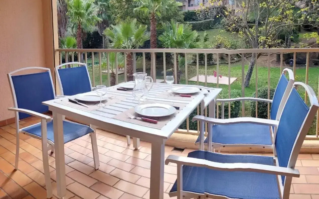 Flat With Swimming Pool Near The Beach