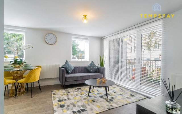 High Spec Modern Apartment Prime Location! Parking