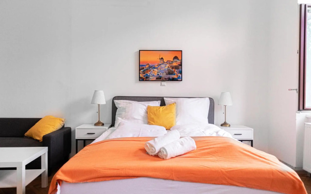 Joyful Apartments at Superb Location near AKH Hospital